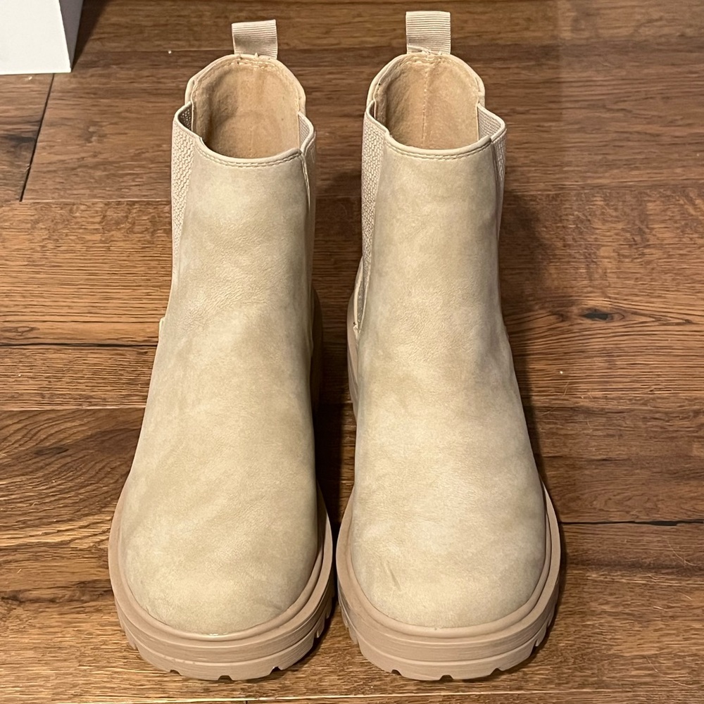 BEIGE CHELSEA BOOTS - SIZE 7